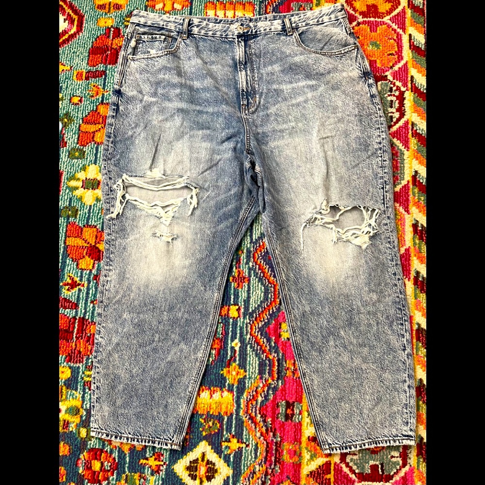 American Eagle Outfitters Light Blue Distressed Boyfriend Jeans